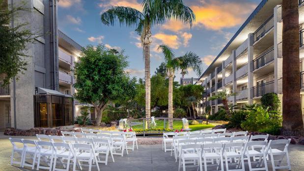 Images Holiday Inn & Suites Phoenix Airport North by IHG