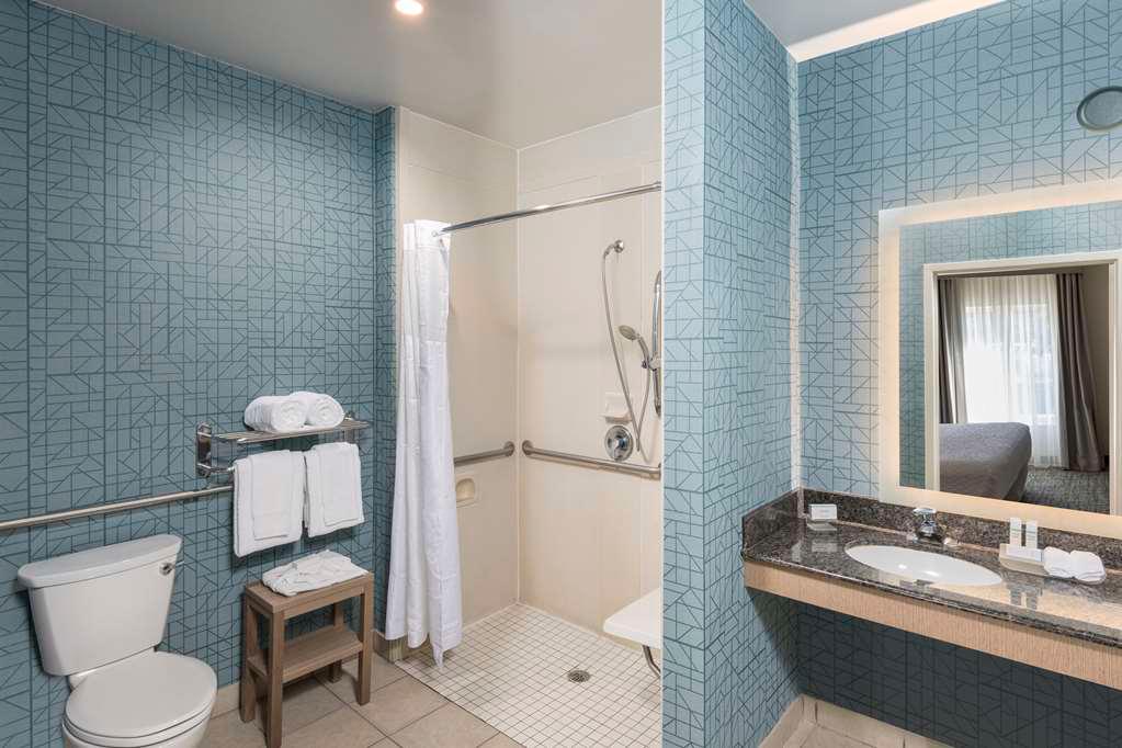 Guest room bath Homewood Suites by Hilton Miami-Airport/Blue Lagoon Miami (305)261-3335