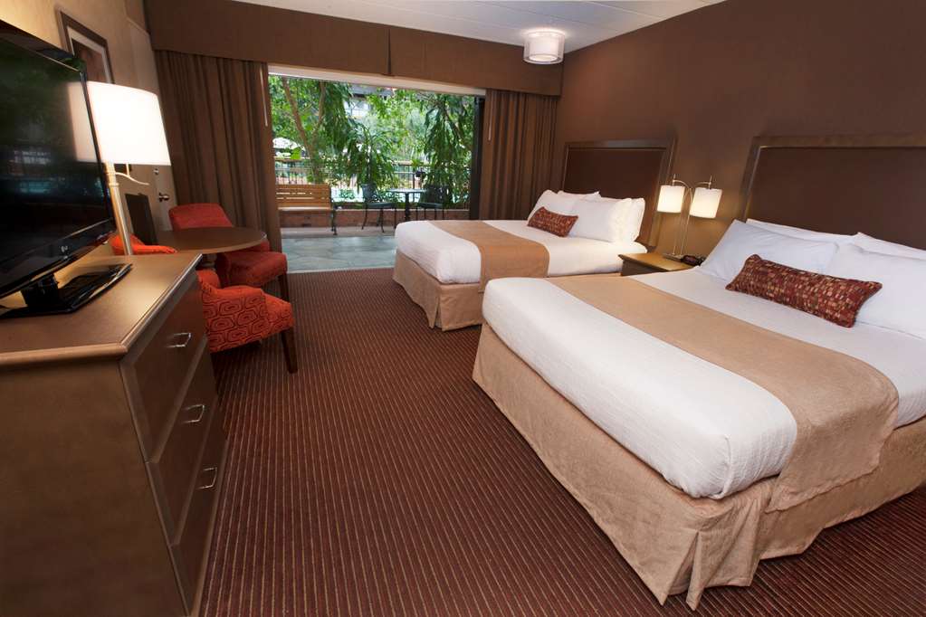 Two Queen Guest Courtyard Room Best Western Plus Cairn Croft Hotel Niagara Falls (905)356-1161