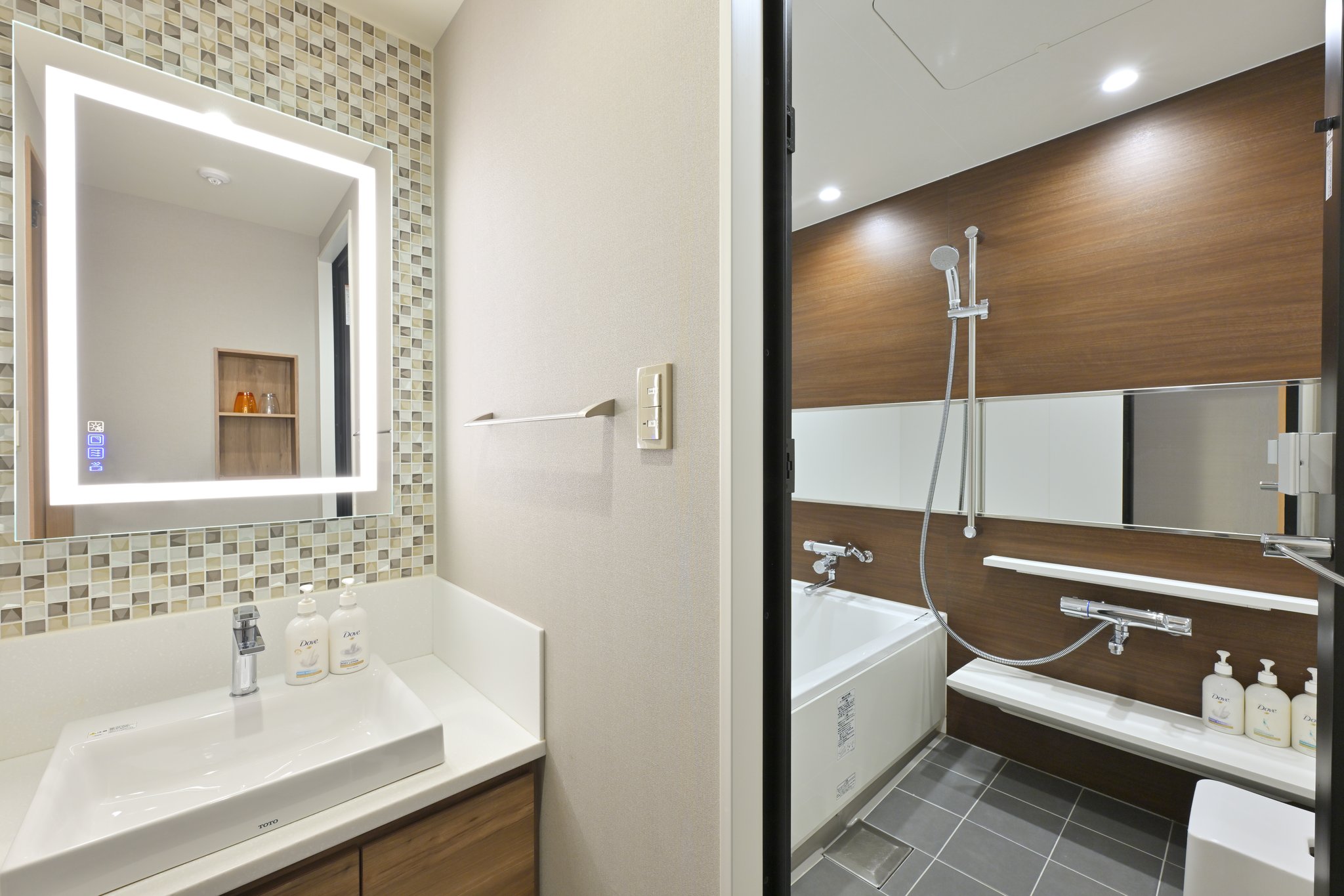 Images Holiday Inn & Suites Shin Osaka by IHG