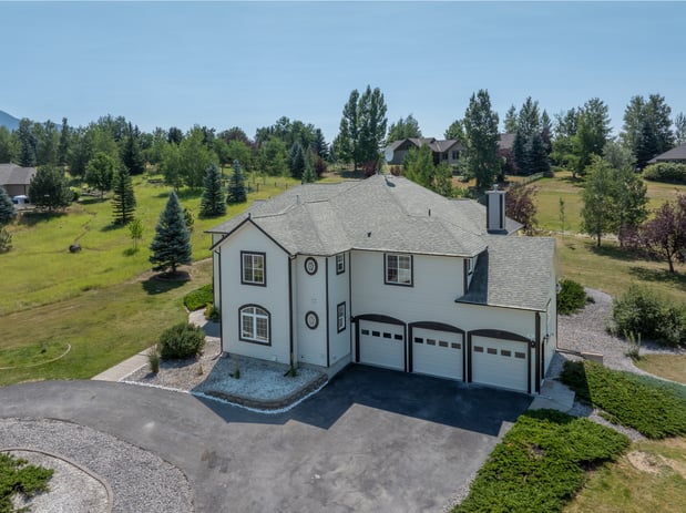 Images Jennifer Kelly, Broker and REALTOR