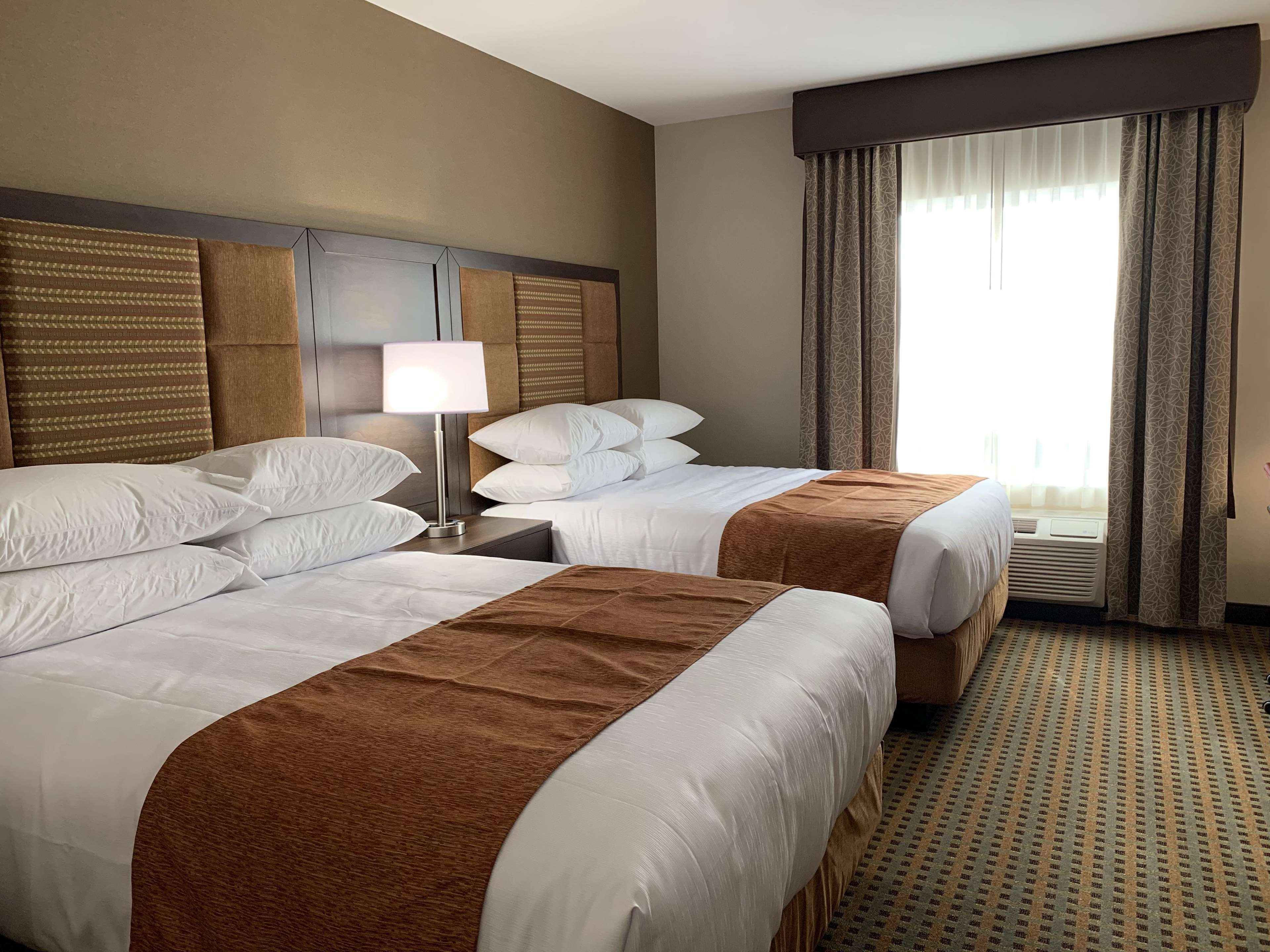 2 Queen Beds Guest Room Best Western Plus Hinton Inn & Suites Hinton (780)817-7000