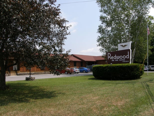 Images Redwood Inn & Suites