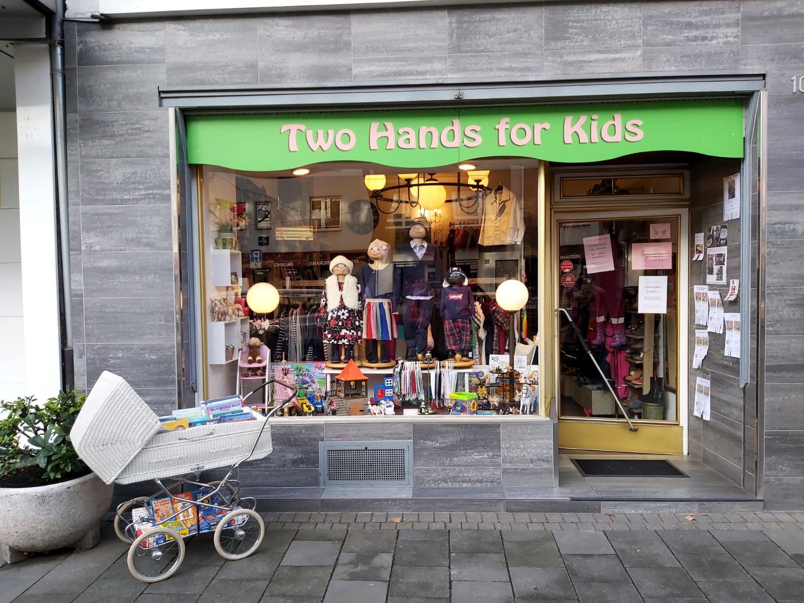 Bilder Two Hands for Kids I Kindermode Köln | Neu & Second Hand