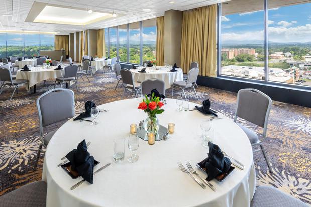 Images Holiday Inn & Suites Pittsfield-Berkshires by IHG