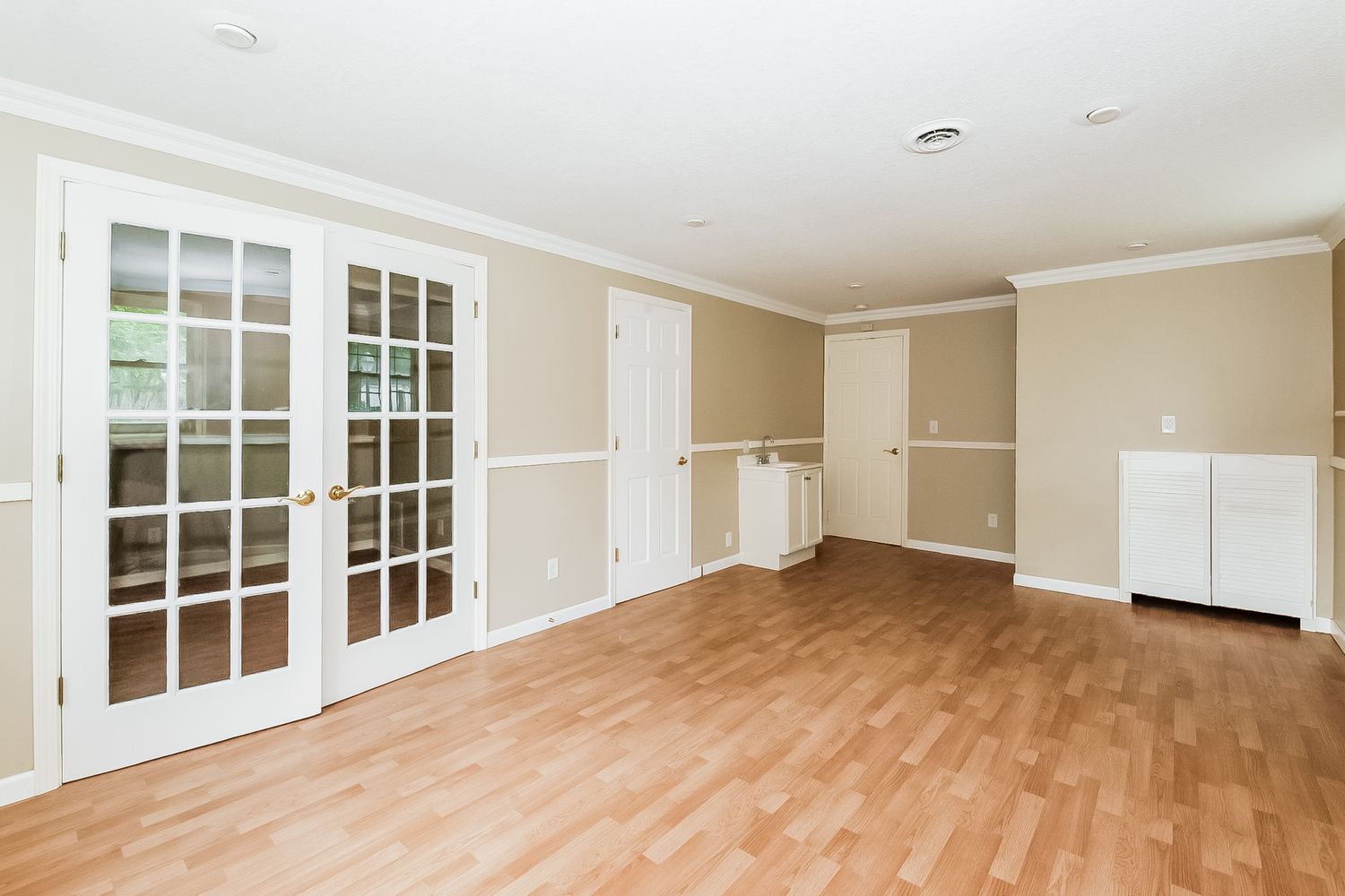 Spacious living area with wood-style flooring at Invitation Homes Minneapolis.