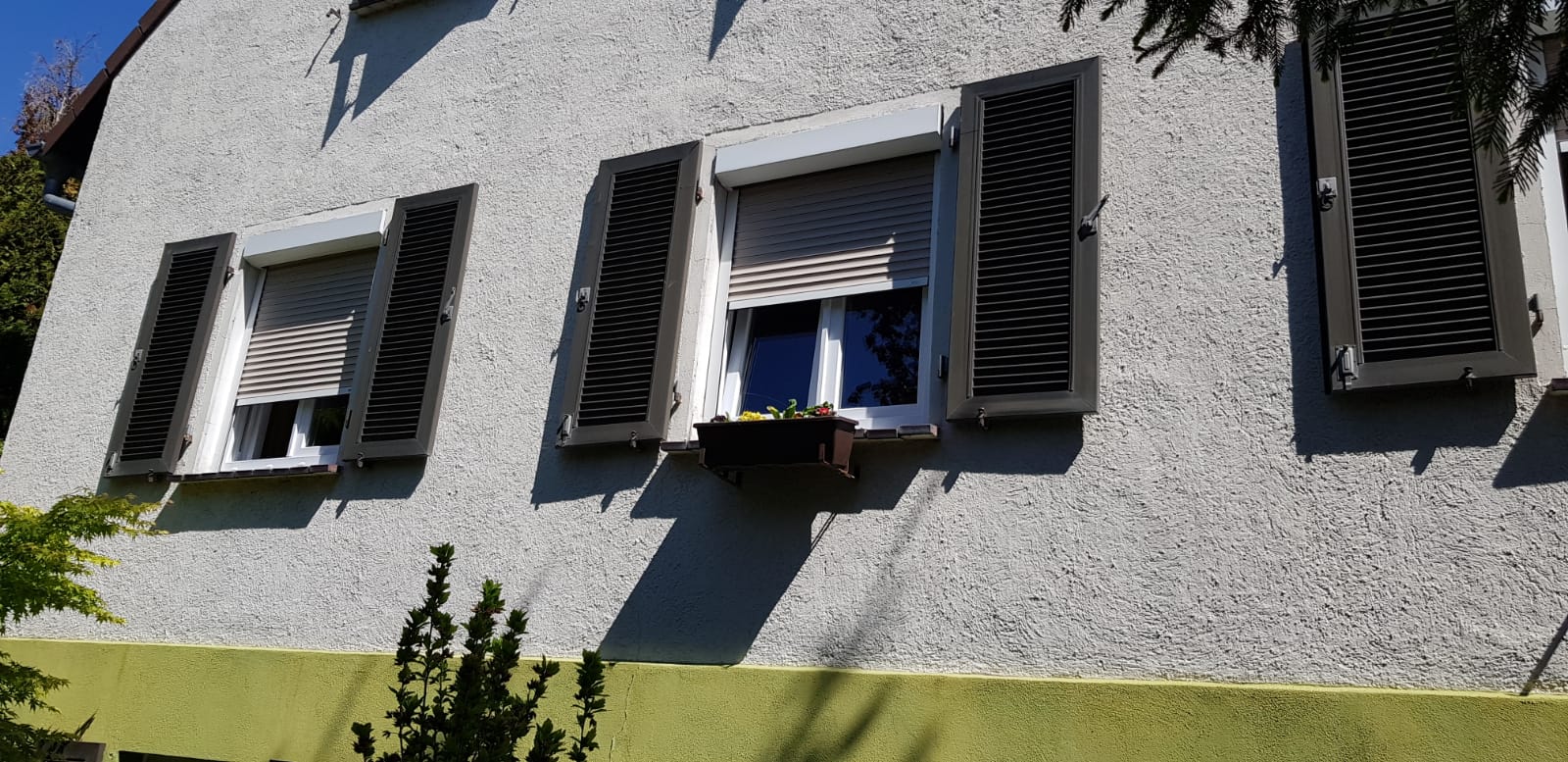 Kunststoff-Fenster mit Vorbaurollladen von Roma