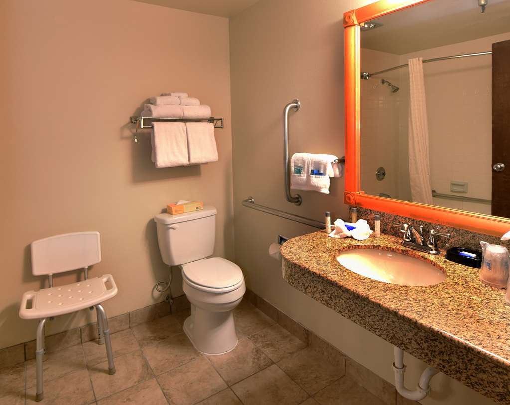 Mobility Accessible Guest Bath Best Western Plus Ahtanum Inn Yakima (509)248-9700
