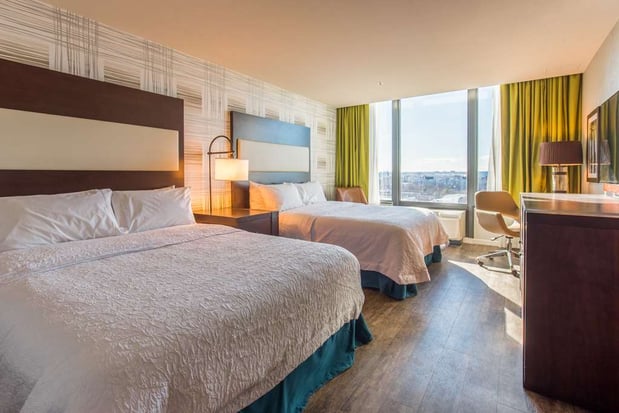 Images Hampton Inn & Suites Washington DC-Navy Yard