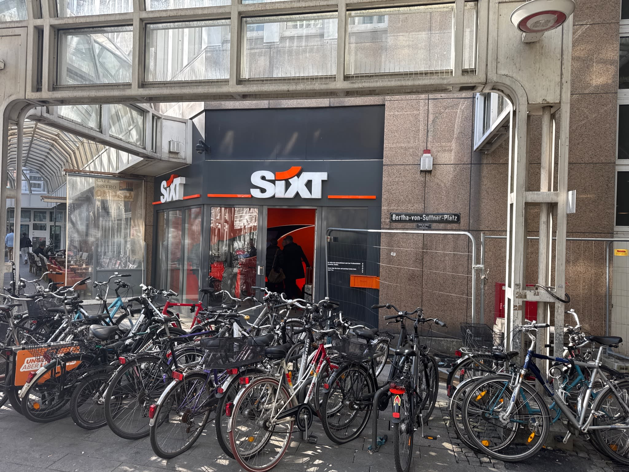 SIXT Autovermietung Düsseldorf Zentrum/HBF, Willi-Becker-Allee 10 in Düsseldorf