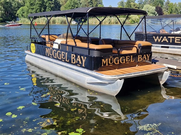 Luxus auf dem Wasser – Müggel Bay Pontonboot
