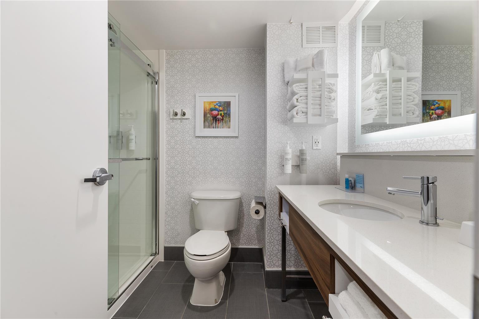 Guest room bath