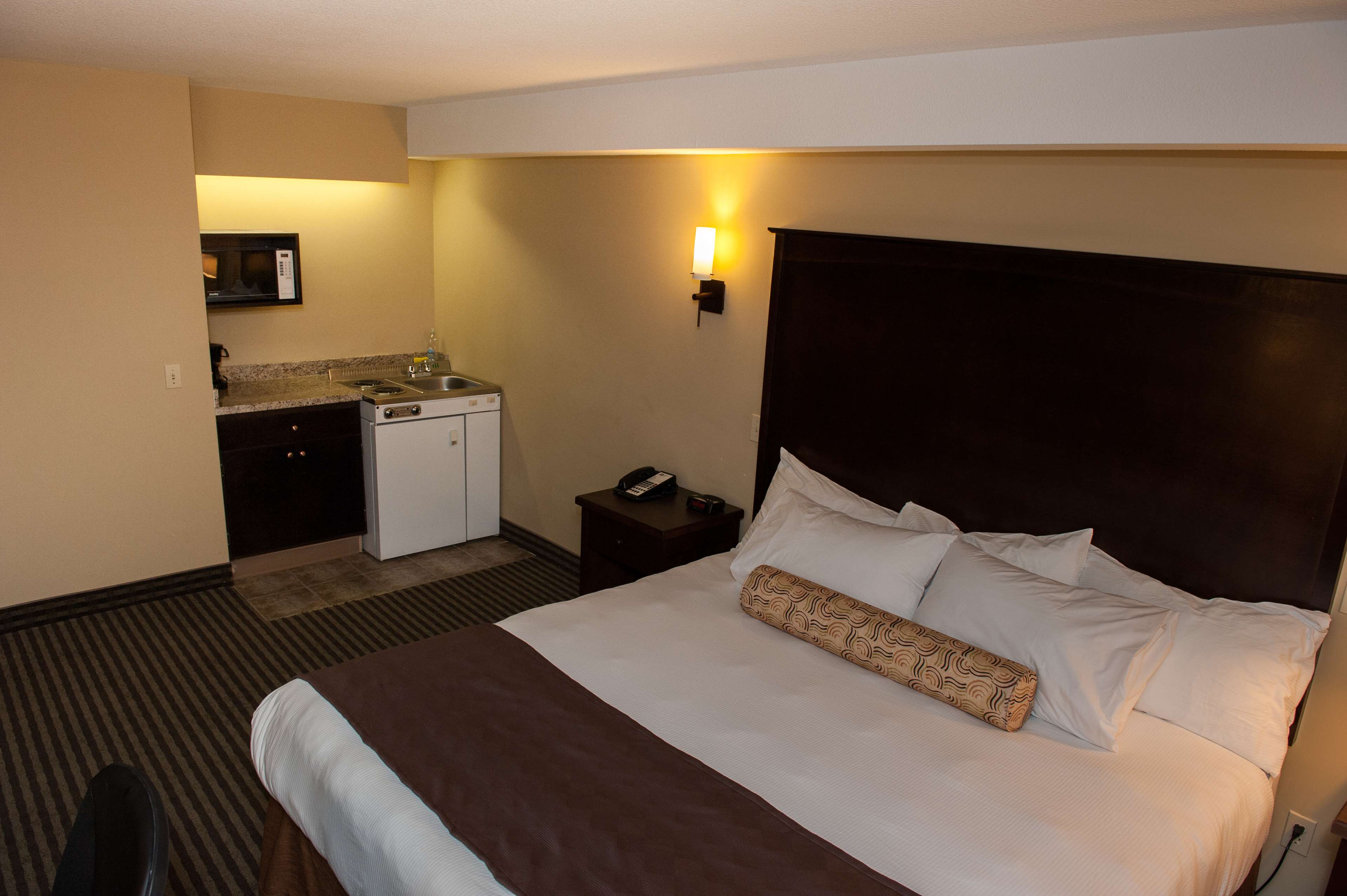 King Guest Room with Kitchen Best Western Maple Ridge Hotel Maple Ridge (604)467-1511