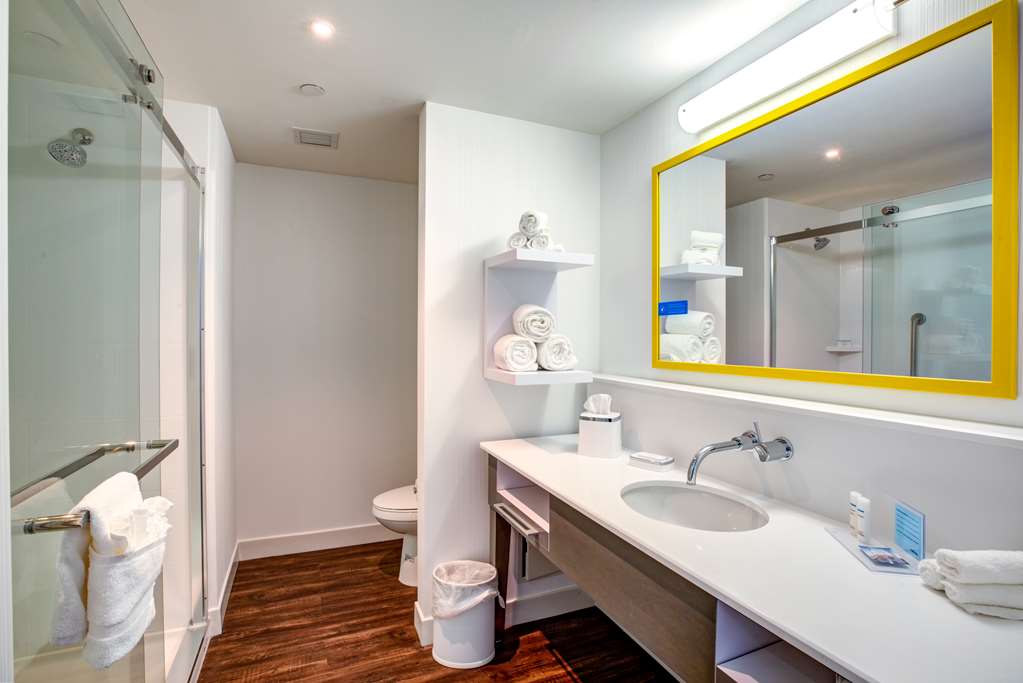Guest room bath