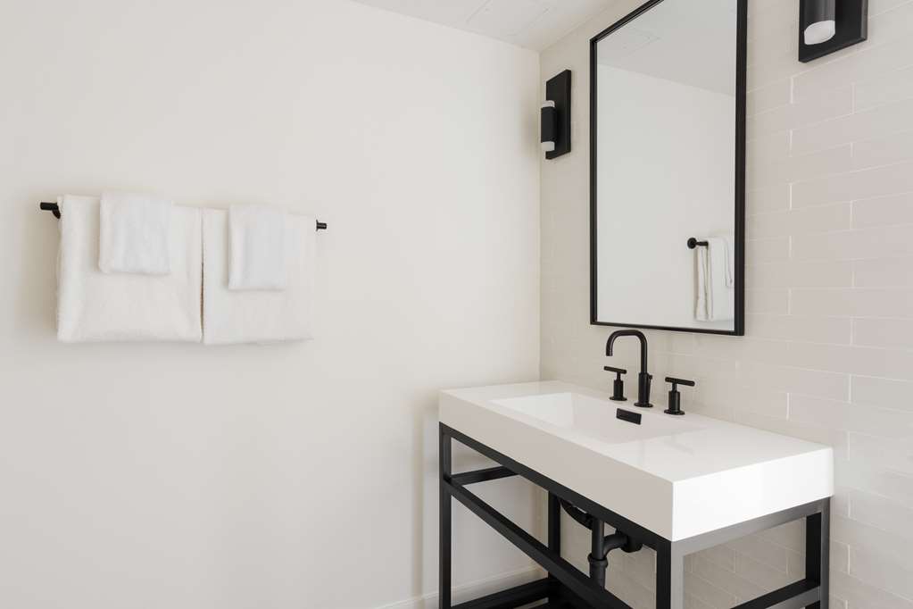 Guest room bath