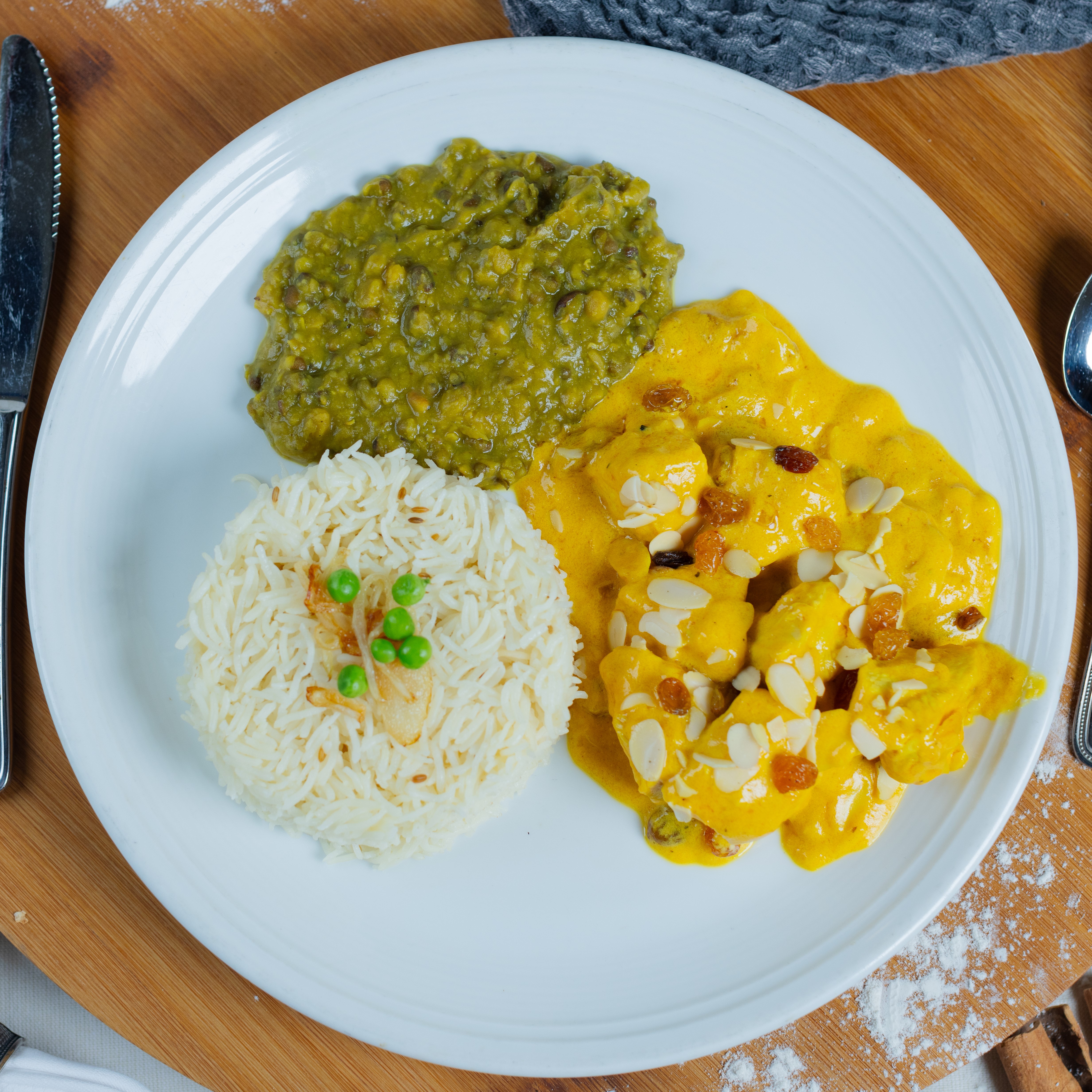 Boneless chicken breast, simmered in a
delicate cream sauce with almonds. 