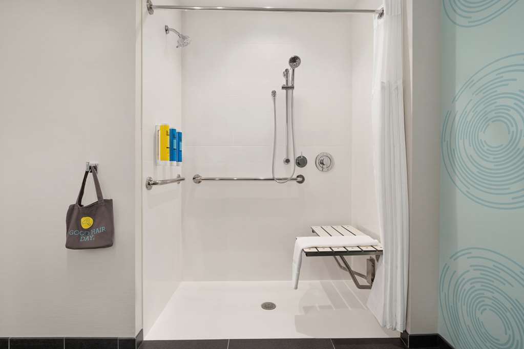Guest room bath