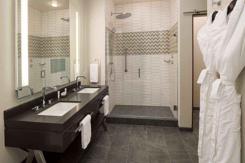 Guest room bath
