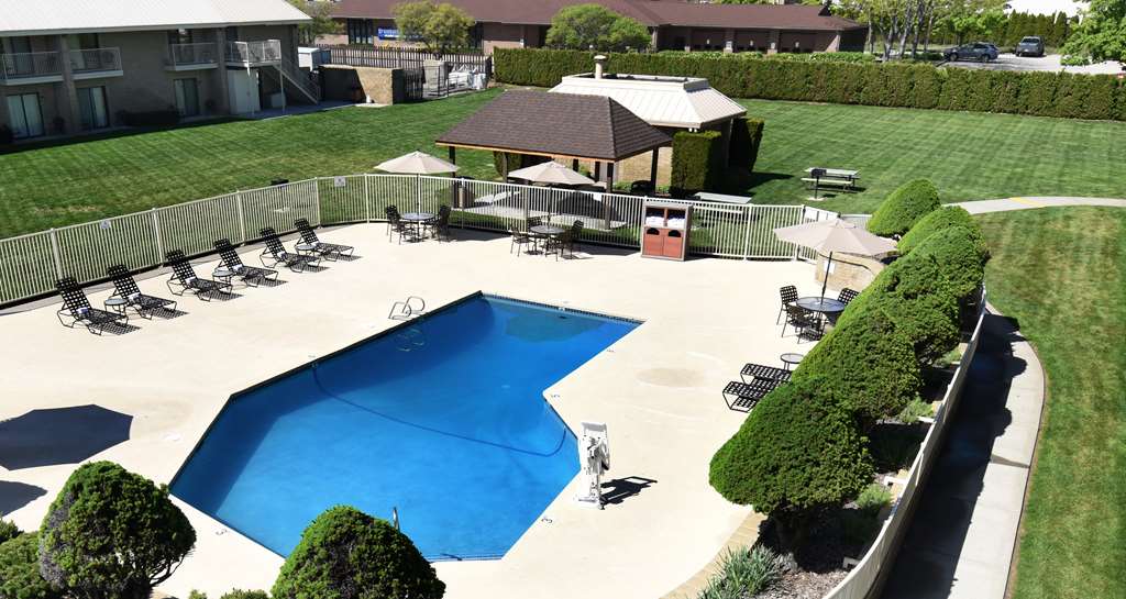 Seasonal Outdoor Pool & Courtyard Best Western Plus Ahtanum Inn Yakima (509)248-9700