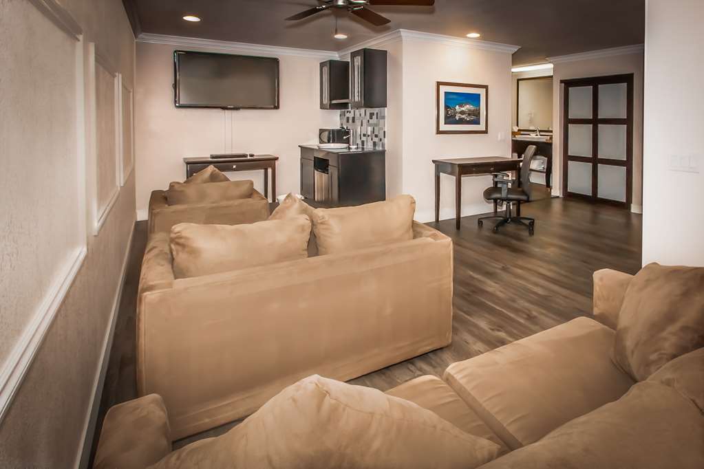 Suite King Bed Seating Area 