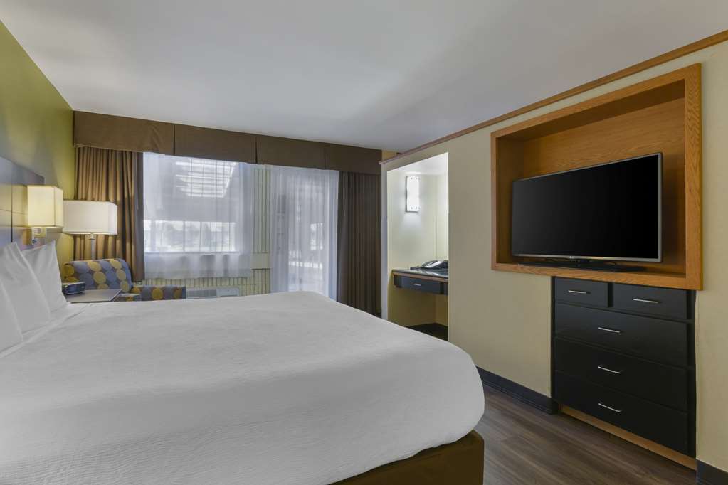 King Suite Poolside