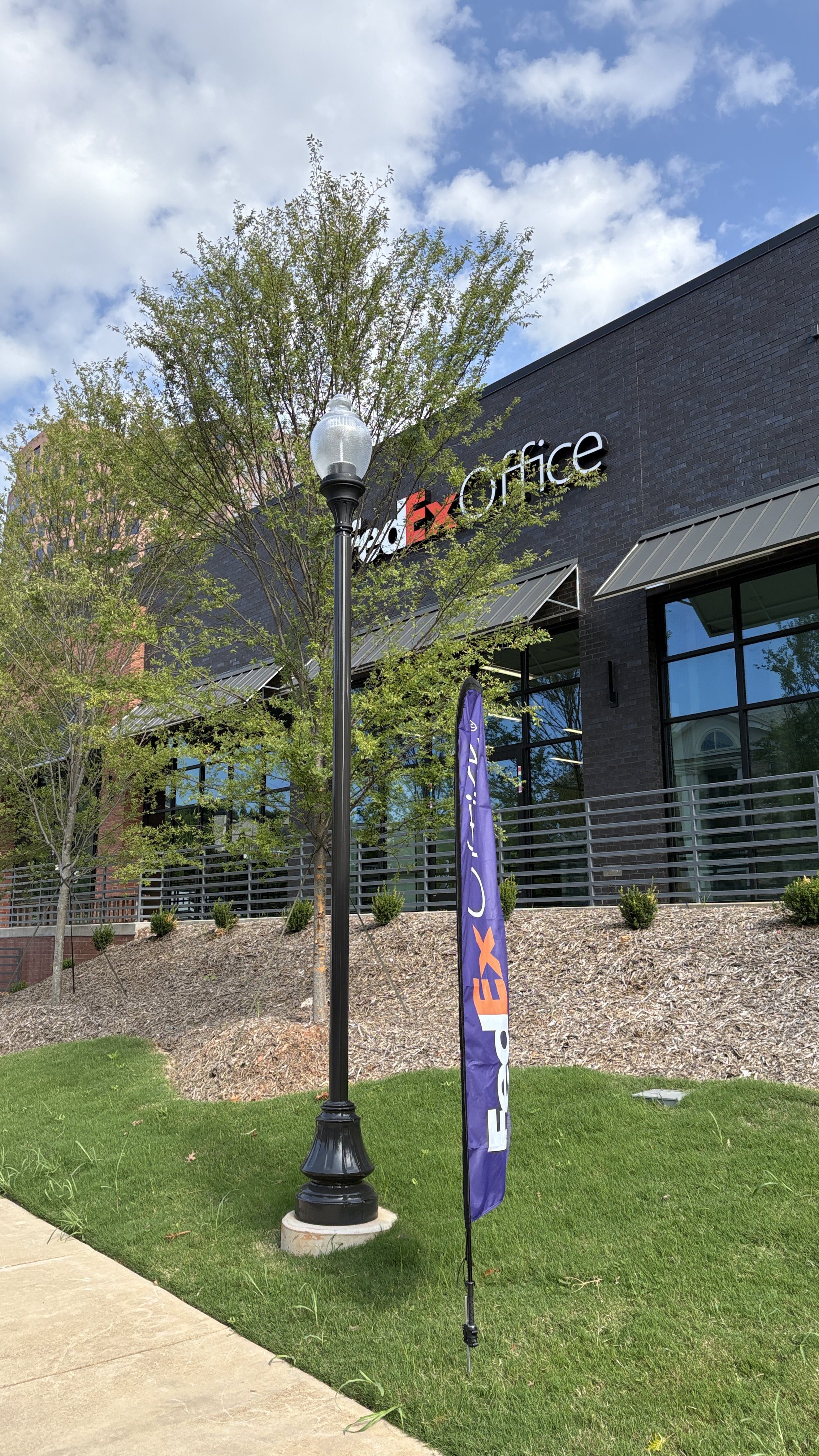 A close-up of the FedEx Office signage and feather flag at the Vinings Slope location in Atlanta, GA.
