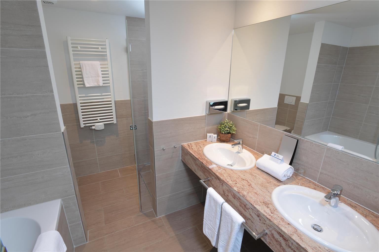 Best Western Queens Hotel Pforzheim-Niefern, Pforzheimer Strasse 52 in Niefern