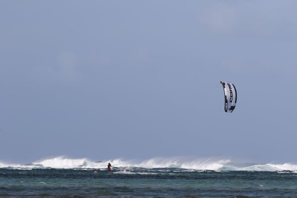Kitesurfer in den Wellen
