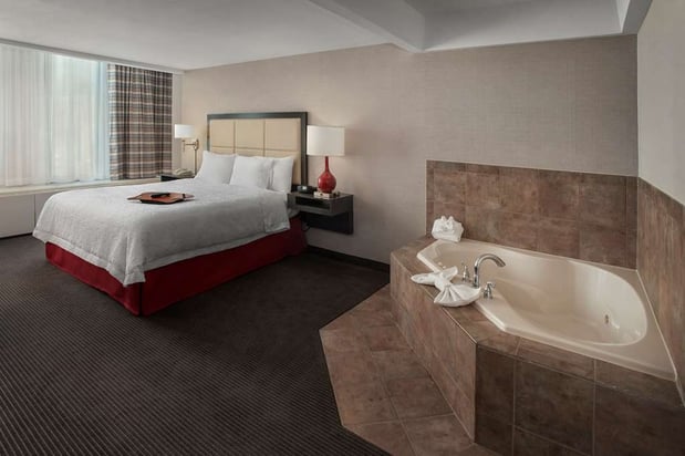 Images Hampton Inn & Suites Milwaukee Downtown