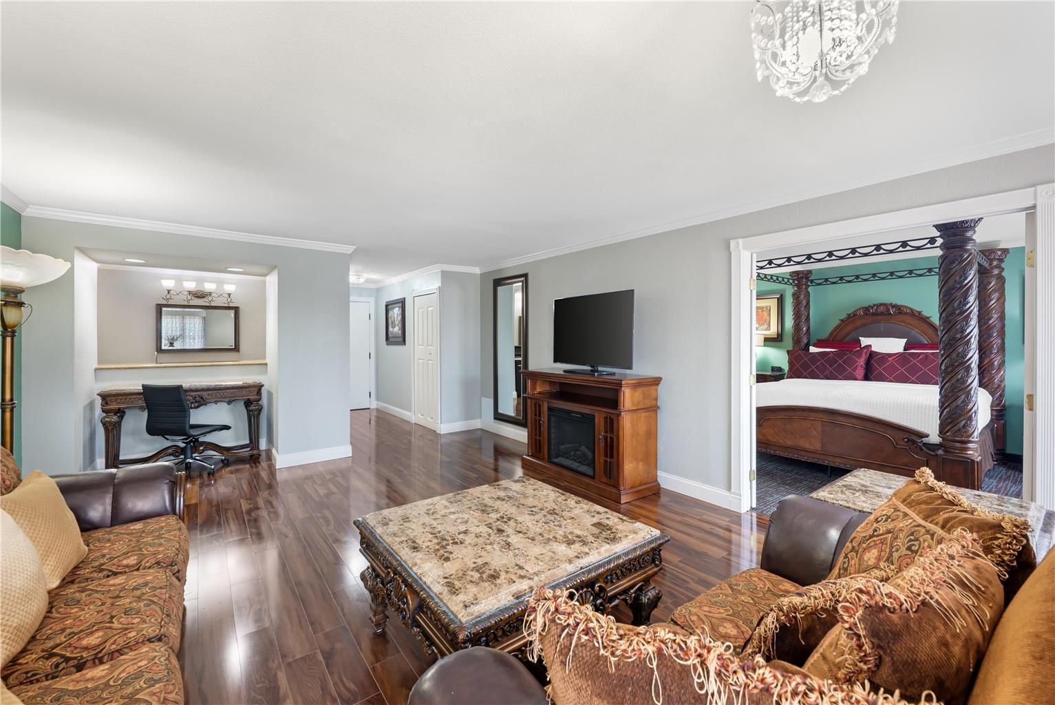 King Suite (Whirlpool and 2 Sofas)