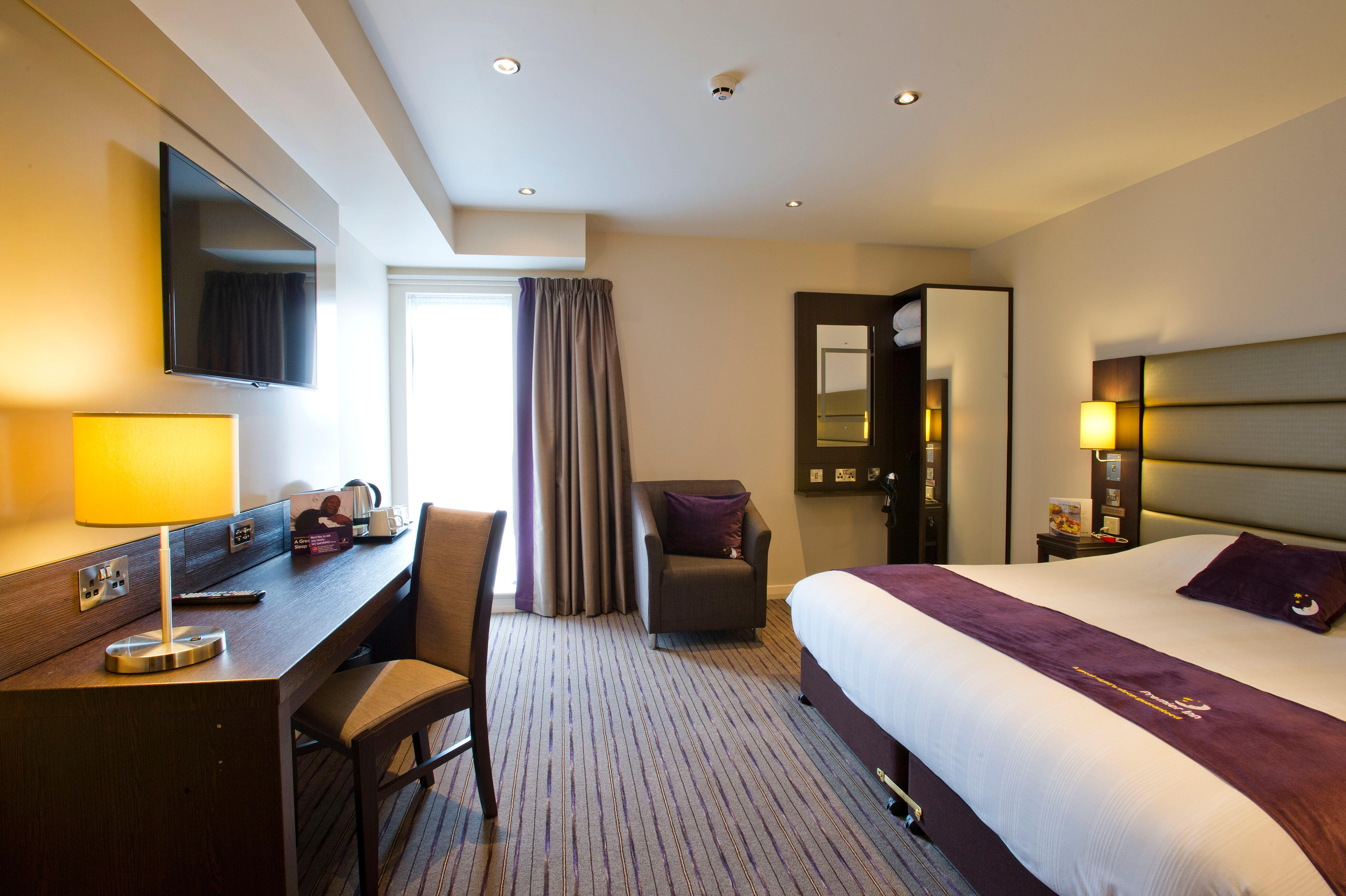 Premier Inn accessible Bedroom Premier Inn Glasgow Pacific Quay (SECC) hotel Glasgow 03333 219257