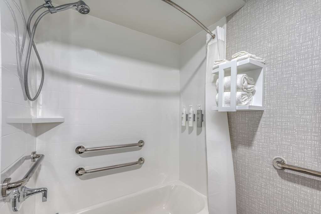 Guest room bath