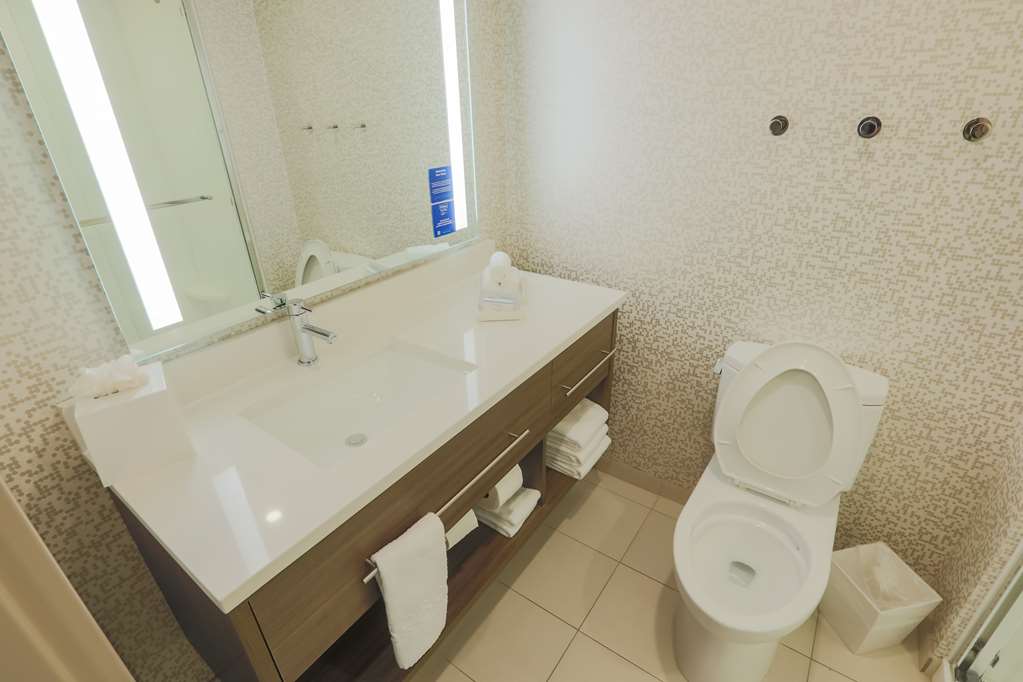 Guest room bath