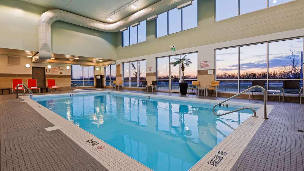 Swimming pool Best Western Plus Airport Inn & Suites Saskatoon (306)986-1514