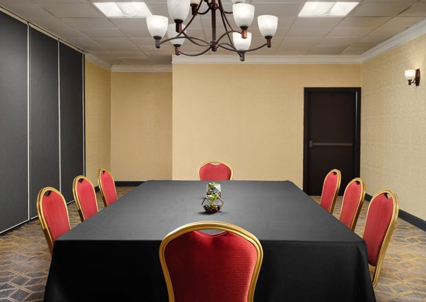 Images Holiday Inn & Suites Boston-Peabody by IHG