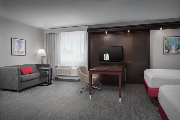Images Hampton Inn & Suites Omaha-Downtown