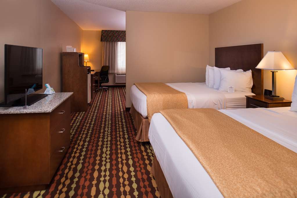 Two Queen Guest Room Best Western Ambassador Inn & Suites Wisconsin Dells (608)254-4477