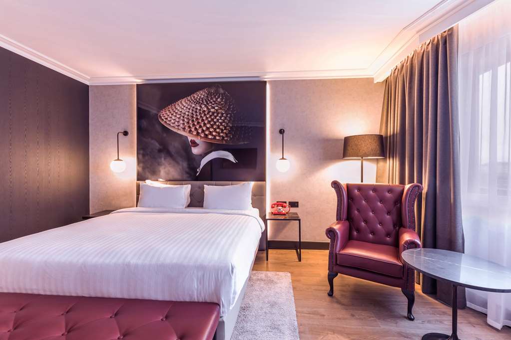 Images Radisson RED Hotel London Heathrow