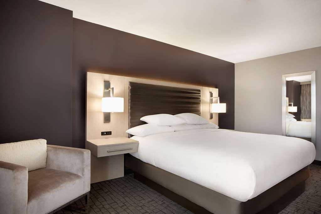 Guest room Embassy Suites by Hilton Charlotte Uptown Charlotte (704)940-2517