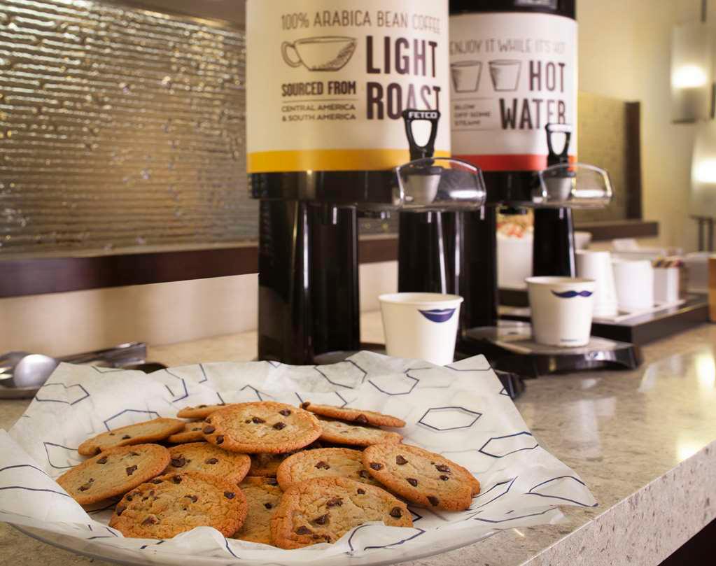 Hampton Inn Evansville in Evansville, IN, 8000 Eagle Crest Blvd., Store Hours, Reviews