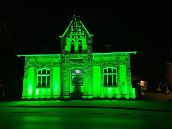 GPM Entertainment - DJ Münster Fassadenbeleuchtung in Grün – Münster Eventtechnik. Effektvolle Illumination für Gebäude bei Firmenevents, Hochzeiten und besonderen Anlässen.