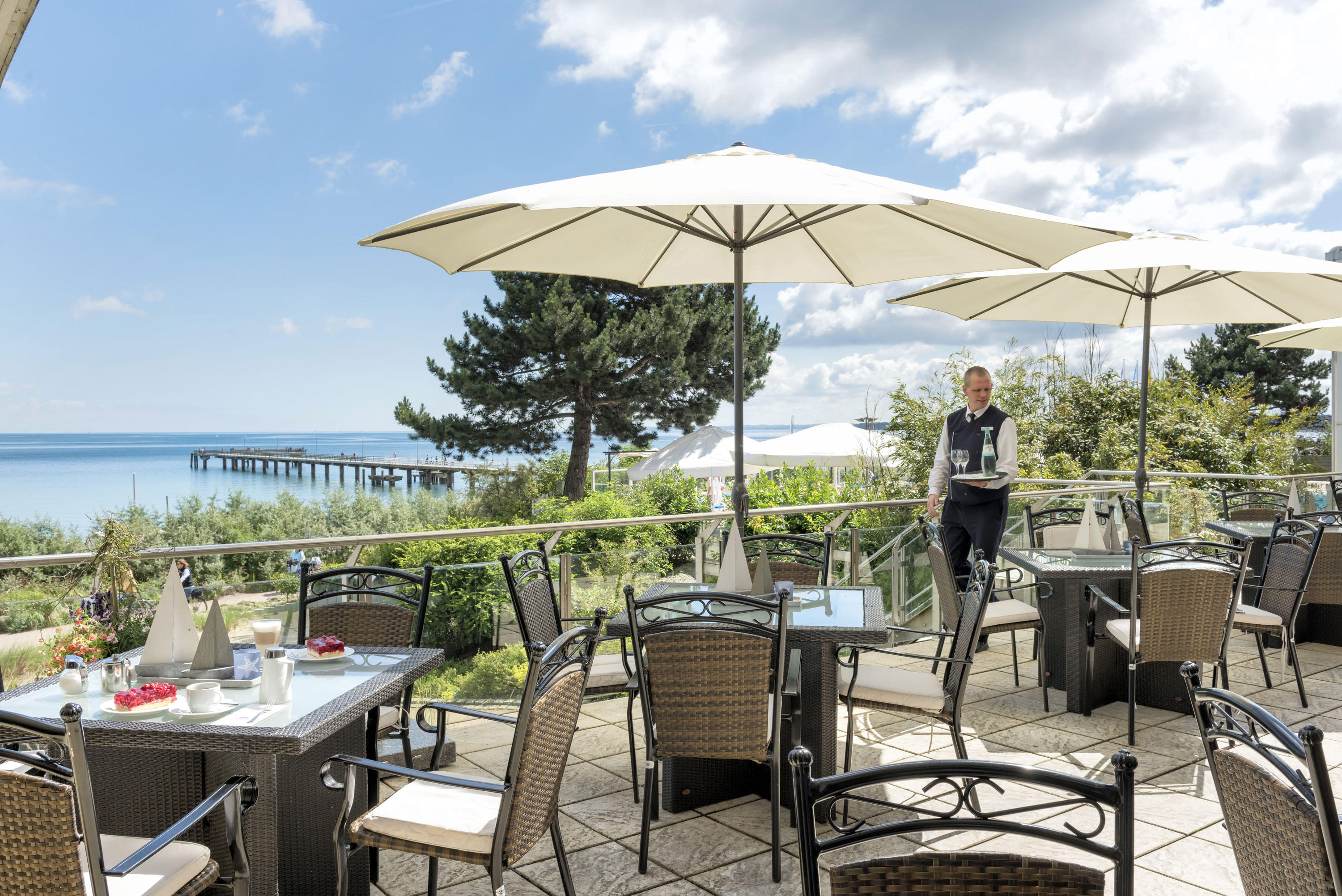 Terrasse des Seeterrassen-Restaurant mit Ostseeblick im Maritim Seehotel Timmendorfer Strand