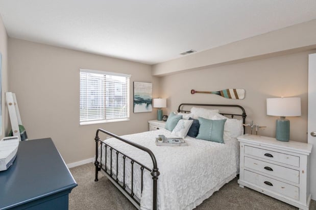 Images Lakeside Crossing at Eagle Creek Apartments and Townhomes