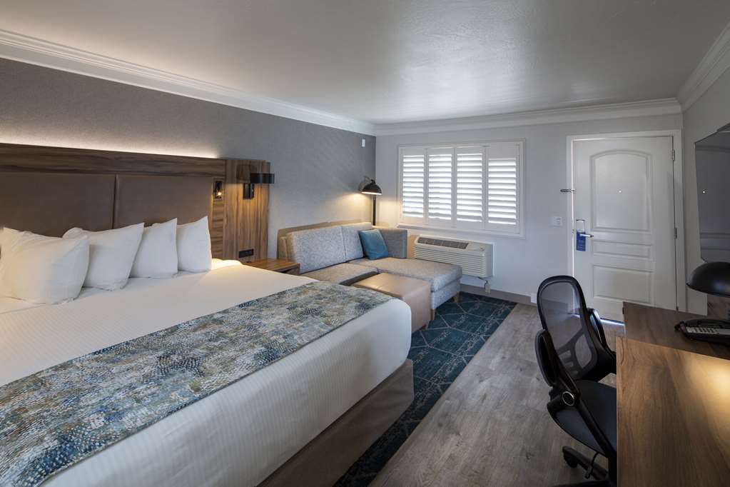 Deluxe King Room with Sitting Area Best Western Plus Humboldt Bay Inn Eureka (707)443-2234