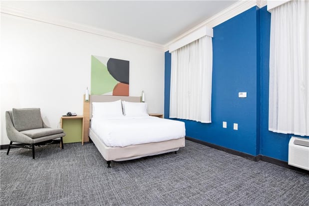 Images Spark by Hilton Lafayette South