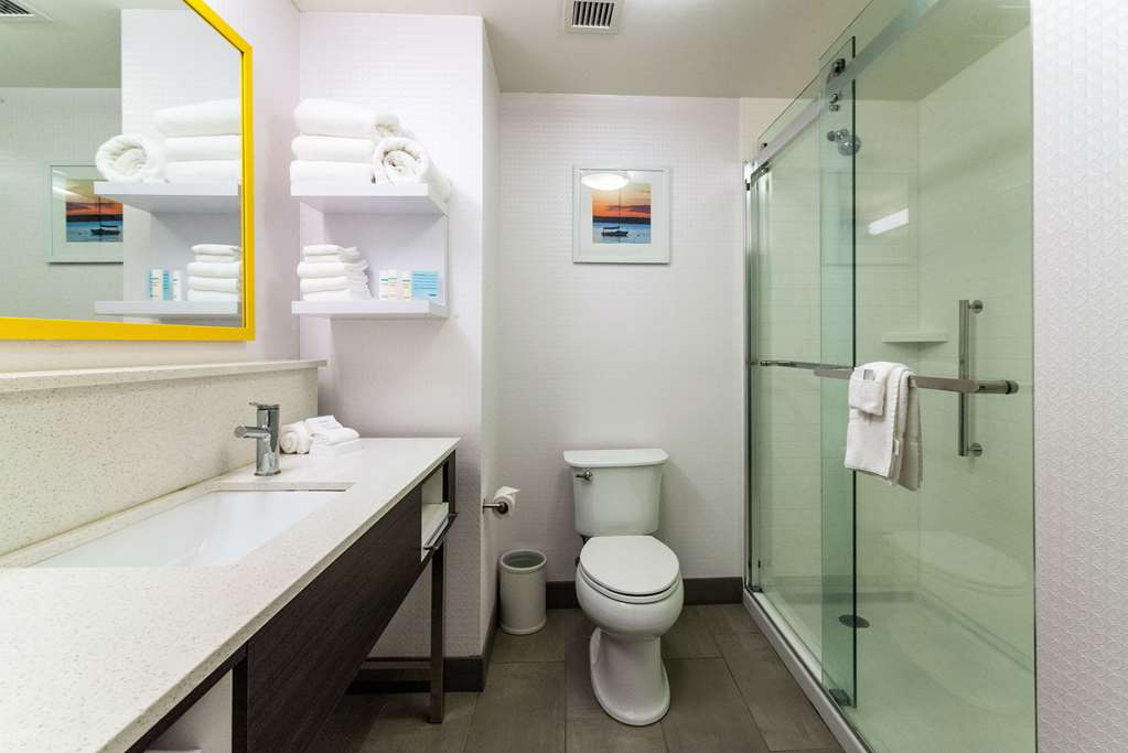 Guest room bath