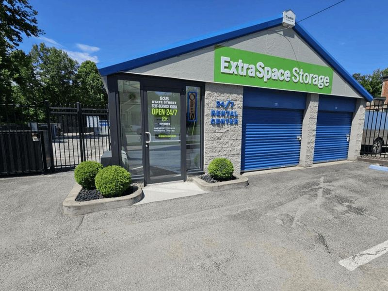 Beauty Image - Storage Express at 935 State St, New Albany, IN 47150