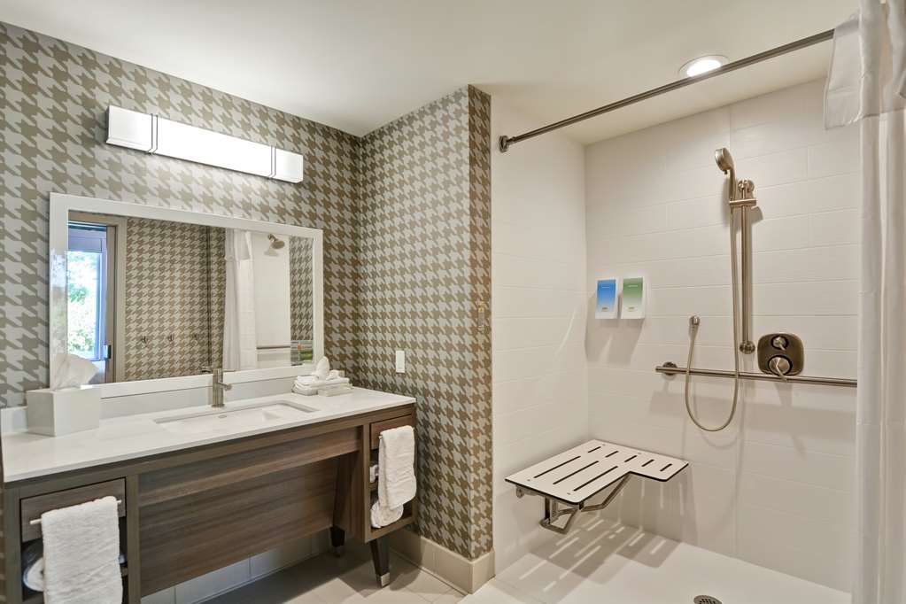 Guest room bath