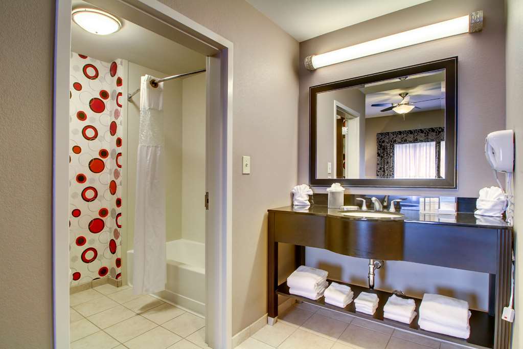 Guest room bath