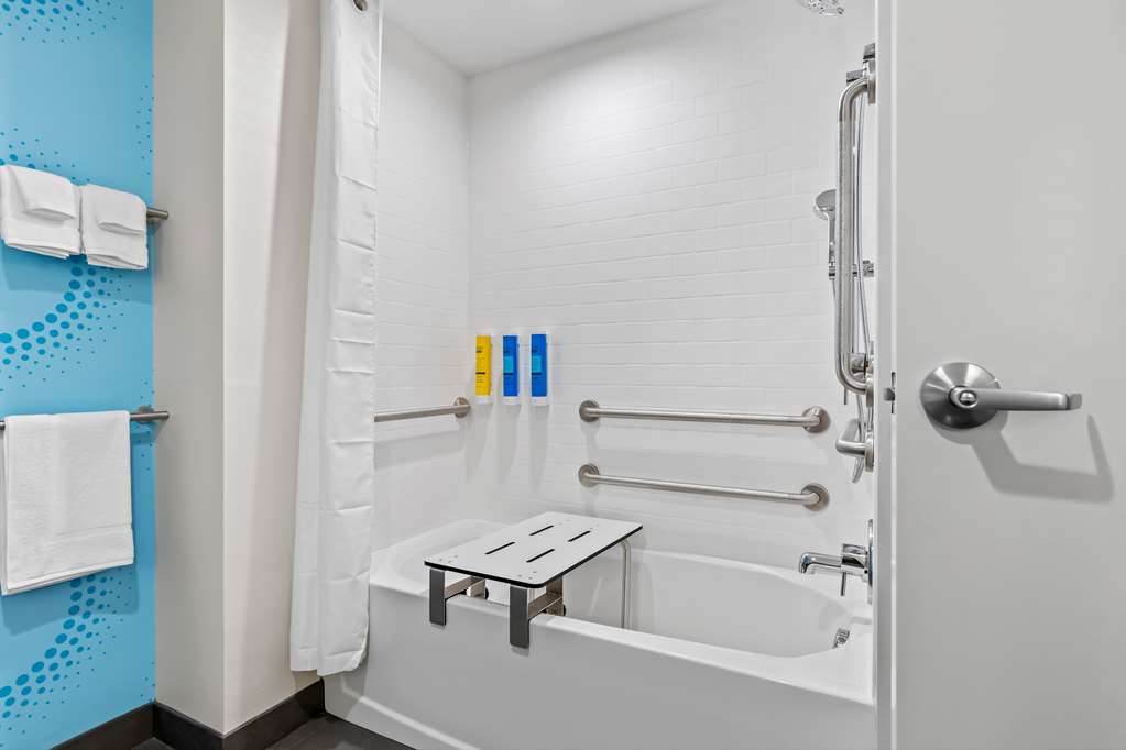 Guest room bath
